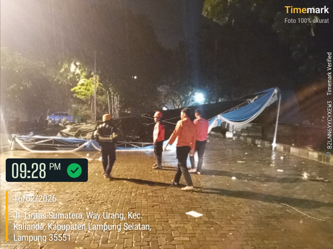 Hujan deras dan angin kencang akibatkan tenda di area taman masjid agung kalianda roboh